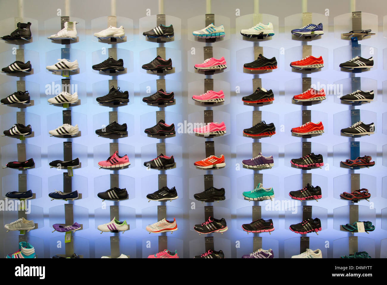 Lviv, Ukraine, chaussures de sport sur l'écran dans un magasin adidas Photo  Stock - Alamy