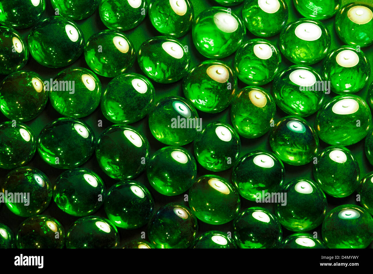 Résumé fond plein cadre photo avec billes en verre vert irisé retour sombre Banque D'Images