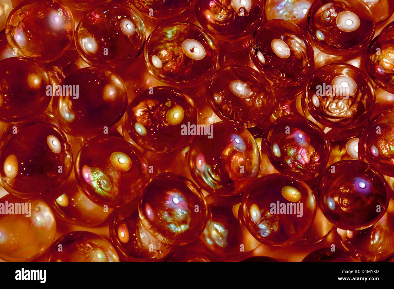 Résumé fond plein cadre photo avec perles de verre rouge irisé Banque D'Images