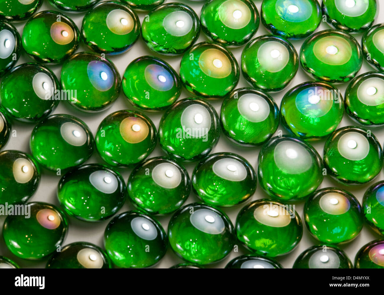 Résumé fond plein cadre photo avec perles de verre vert irisé dans le dos de lumière Banque D'Images