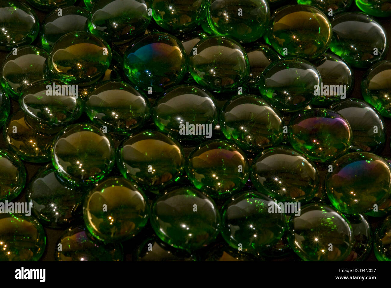 Résumé fond plein cadre photo avec billes en verre vert irisé retour sombre Banque D'Images