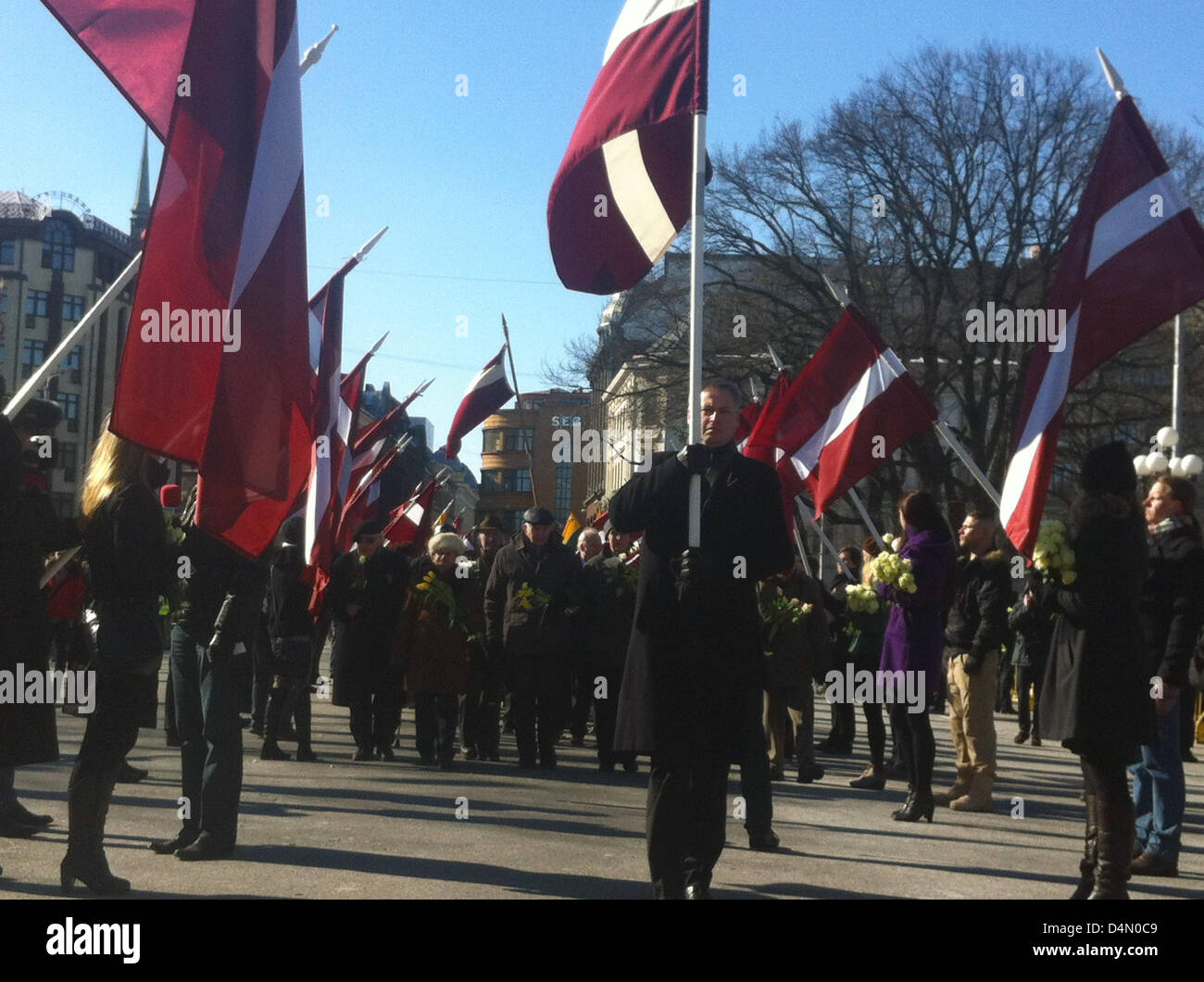 1 500 anciens combattants de la Légion lettone de Waffen SS maintenant défiler dans Riga, se souvenant de leurs camarades tombés lors de la Seconde Guerre mondiale, à Riga, Lettonie, 16 mars 2013. Photo : Alexander Welscher Banque D'Images