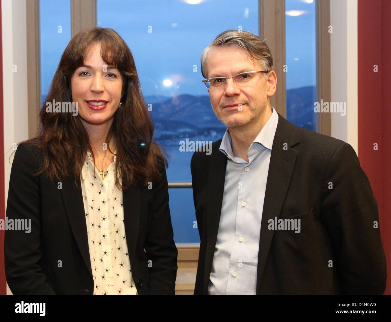 Critique littéraire Felicitas von Lovenberg (L) et poète allemand durs Gruenbein posent pour les photos dans l'établissement Hotel Schloss Waldeck à Waldeck, Allemagne, 16 mars 2013. Le prix boursier Buechner lire à l'ouverture de la littérature festival 'Printemps' littéraire qui commémore le 200e anniversaire de l'enfance et de contes des frères Grimm. Photo : TIMO LINDEMANN Banque D'Images