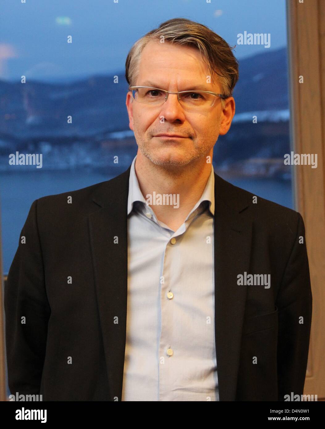 Le poète allemand durs Gruenbein pose pour les photos dans l'établissement Hotel Schloss Waldeck à Waldeck, Allemagne, 16 mars 2013. Le prix boursier Buechner lire à l'ouverture de la littérature festival 'Printemps' littéraire qui commémore le 200e anniversaire de l'enfance et de contes des frères Grimm. Photo : TIMO LINDEMANN Banque D'Images