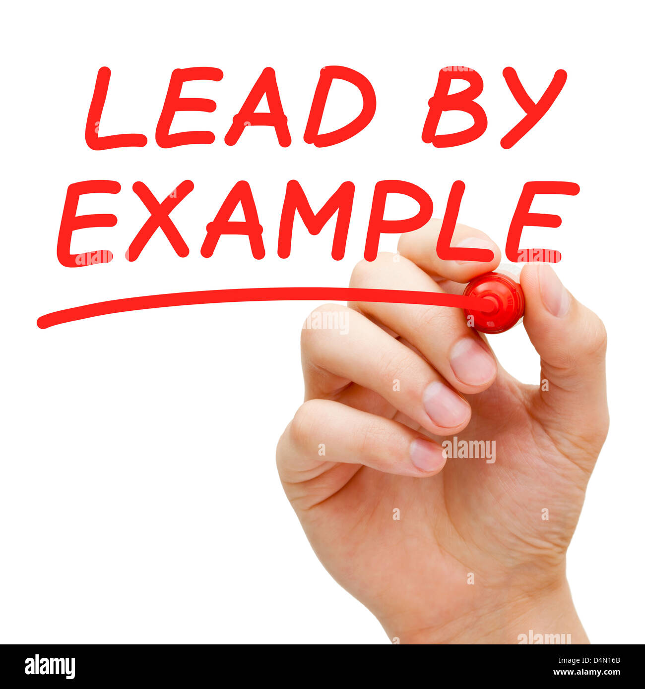 La main prêcher par l'exemple avec marqueur rouge sur transparent conseil d'effacement. Banque D'Images