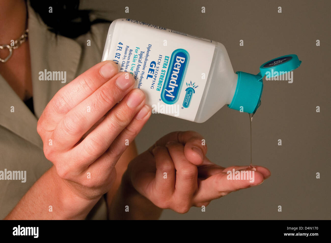 Benadryl Ich Stopping gel, produit par Johnson & Johnson, peut causer des effets indésirables s'il n'est pas utilisé comme indiqué. Le gel est à usage topique seulement et ne doit pas être avalé. Les consommateurs devraient suivre les instructions de l'étiquette pour éviter les erreurs de médication. Banque D'Images