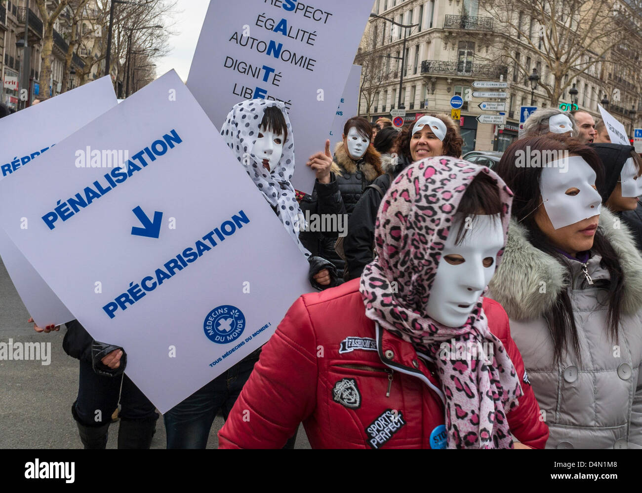 Paris, France, la protestation de N.G. français contre les lois anti-prostitution, interdisant la sollicitation passive pour les clients, prostituées de groupe avec des masques tenant des pancartes de protestation sur la rue, prostituées, les gens marchent dans la rue, manifestation pour les droits des femmes pauvres, sans papiers, signe de protestation pacifique, migrants sans papiers Banque D'Images