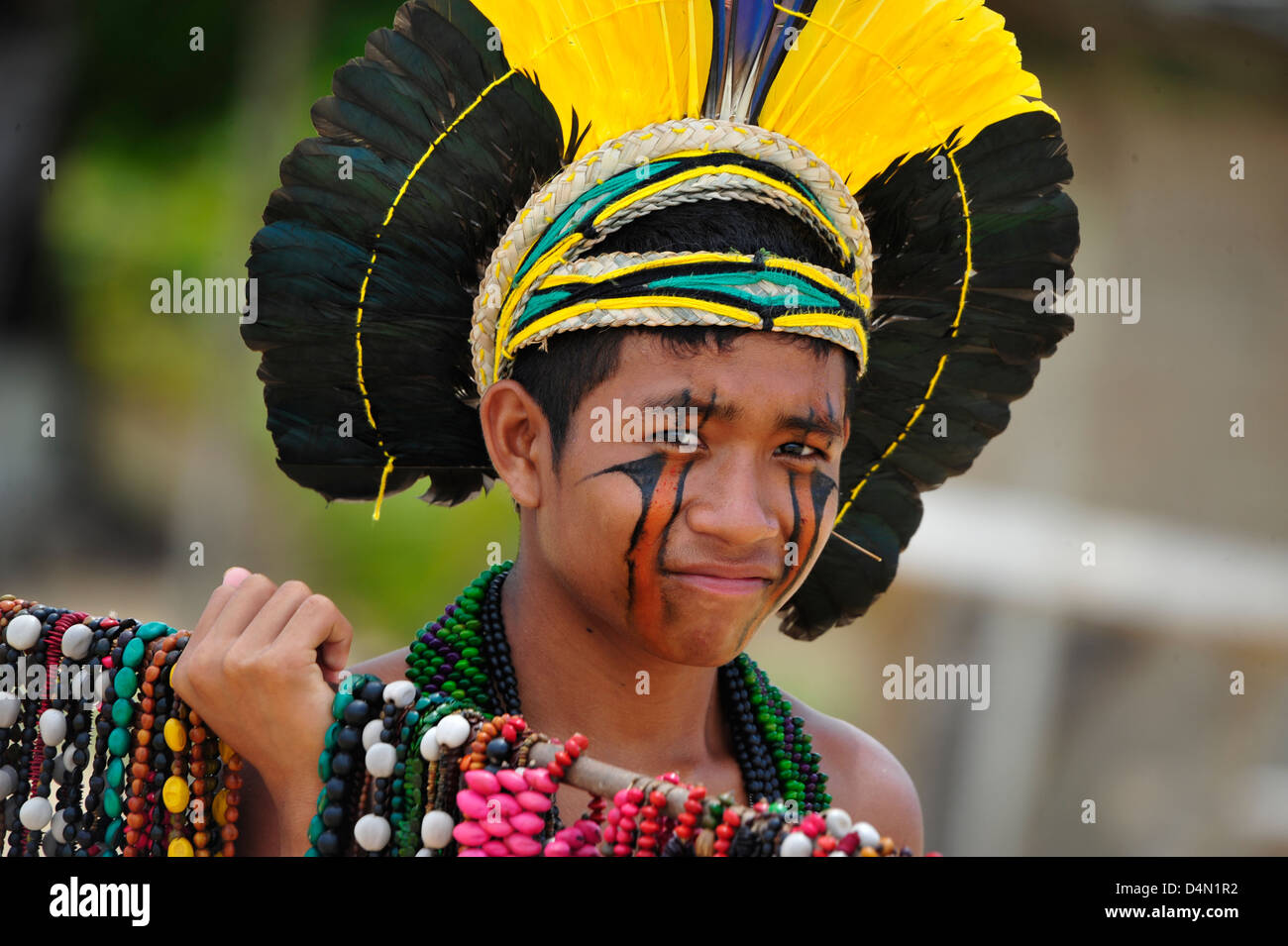 Indio-Junge verkauft Schmuck am Strand, Bahia. Banque D'Images