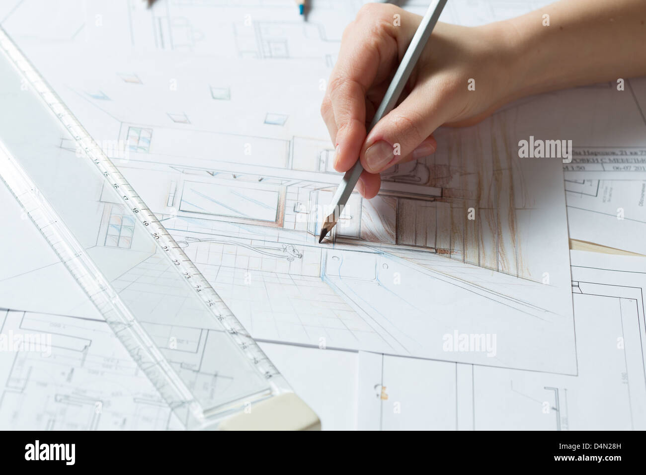 Architecte d'Intérieur travaille sur un dessin à la main à l'aide de croquis crayons de couleur, règle et caoutchouc Banque D'Images