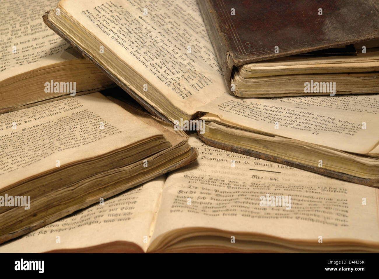 La photographie de studio détails montrant une pile de livres historiques Banque D'Images