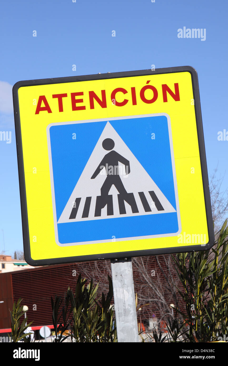 Espagne Atencion Attention trafic routier inscription passage piétons Banque D'Images