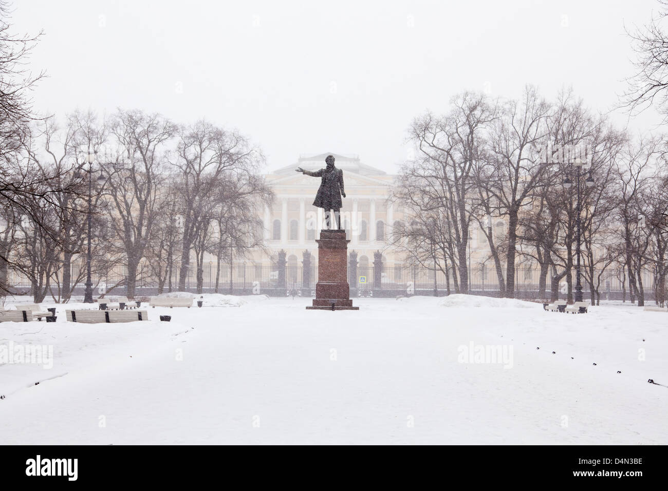 Carré d'art au cours de la neige à Saint-Pétersbourg, Russie Banque D'Images