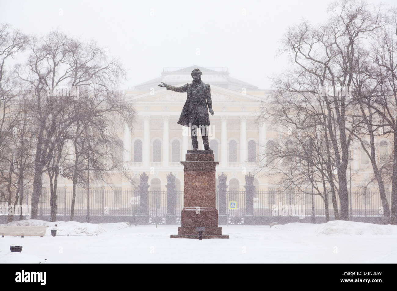 Carré d'art au cours de la neige à Saint-Pétersbourg, Russie Banque D'Images