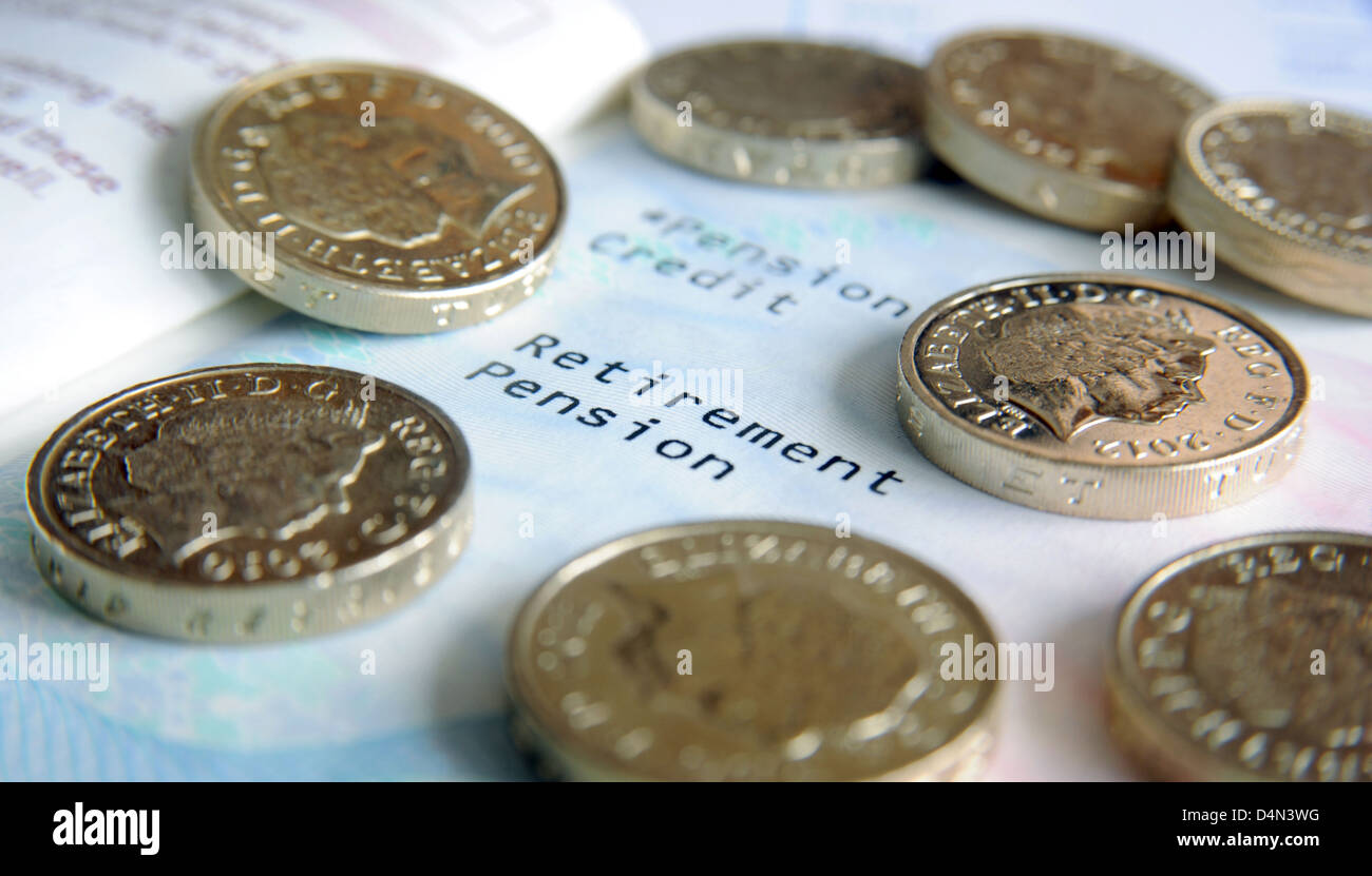 La retraite de l'Etat LIVRE AVEC PIÈCES LIVRE RE AVANTAGES PAIEMENTS EN FAVEUR DU BIEN-ÊTRE DES RETRAITÉS CRÉDIT PAYER LES SALAIRES REVENUS DEMANDEURS UK Banque D'Images