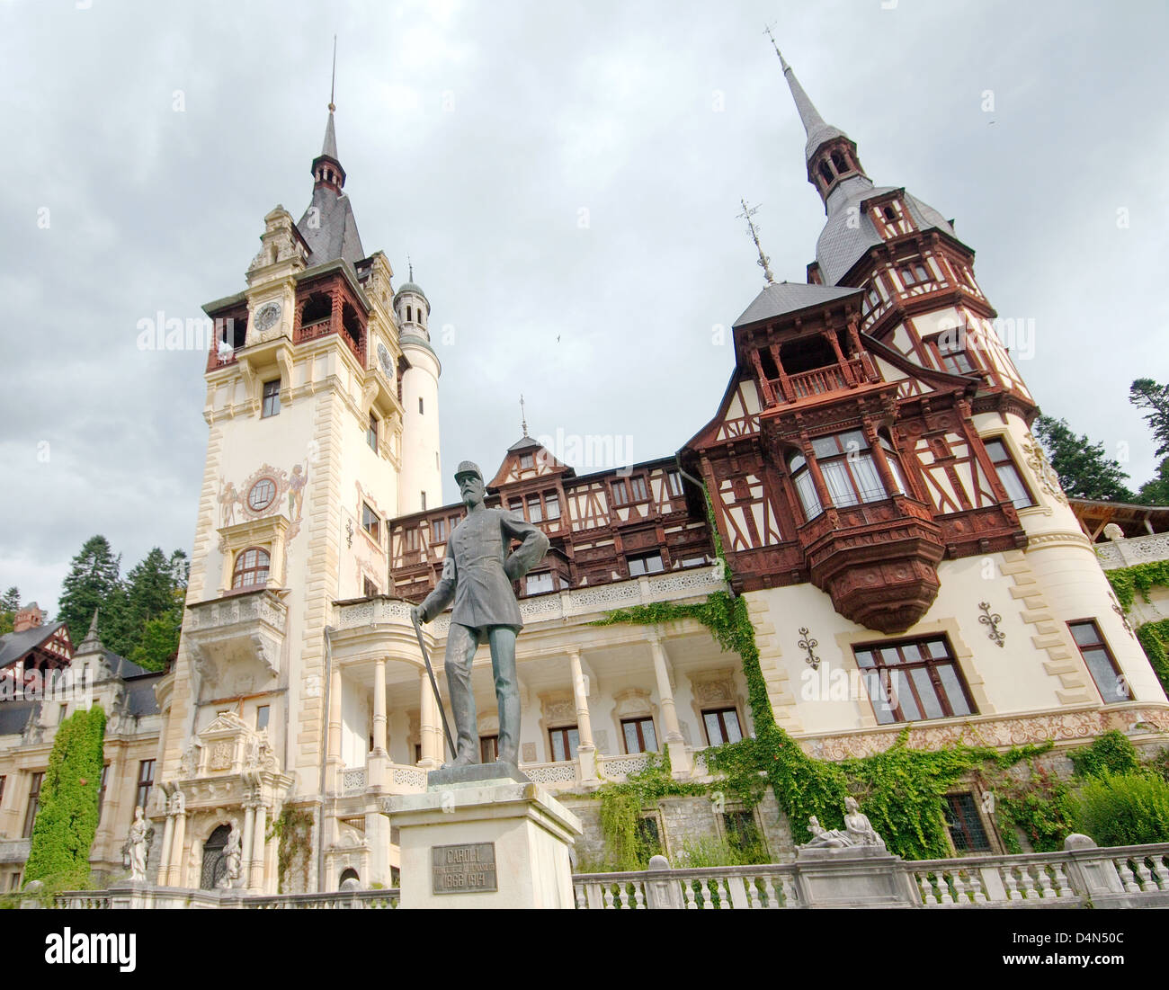 Monument à la Carol I de Roumanie en face du château de Peles (Castelul PSEE), Transylvanie, Roumanie, Europe Banque D'Images