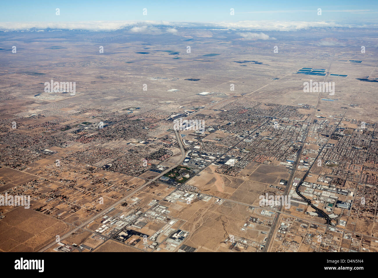 Vue aérienne de Lancaster dans le dersert mojave. Banque D'Images