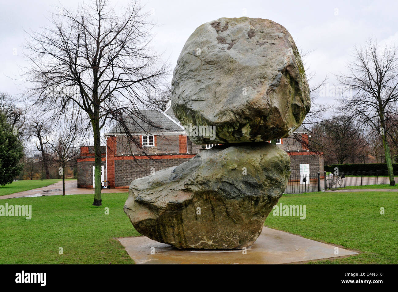Une immense sculpture en face de la Serpentine Gallery, Kensington Gardens, Londres. Banque D'Images