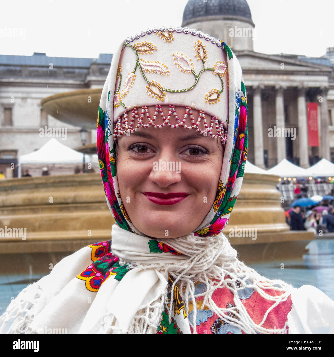 Une femme en tenue de cérémonie à Maslenitsa, Fédération de Festival du printemps, Trafalgar Square, Londres, 16 mars 2013. Banque D'Images