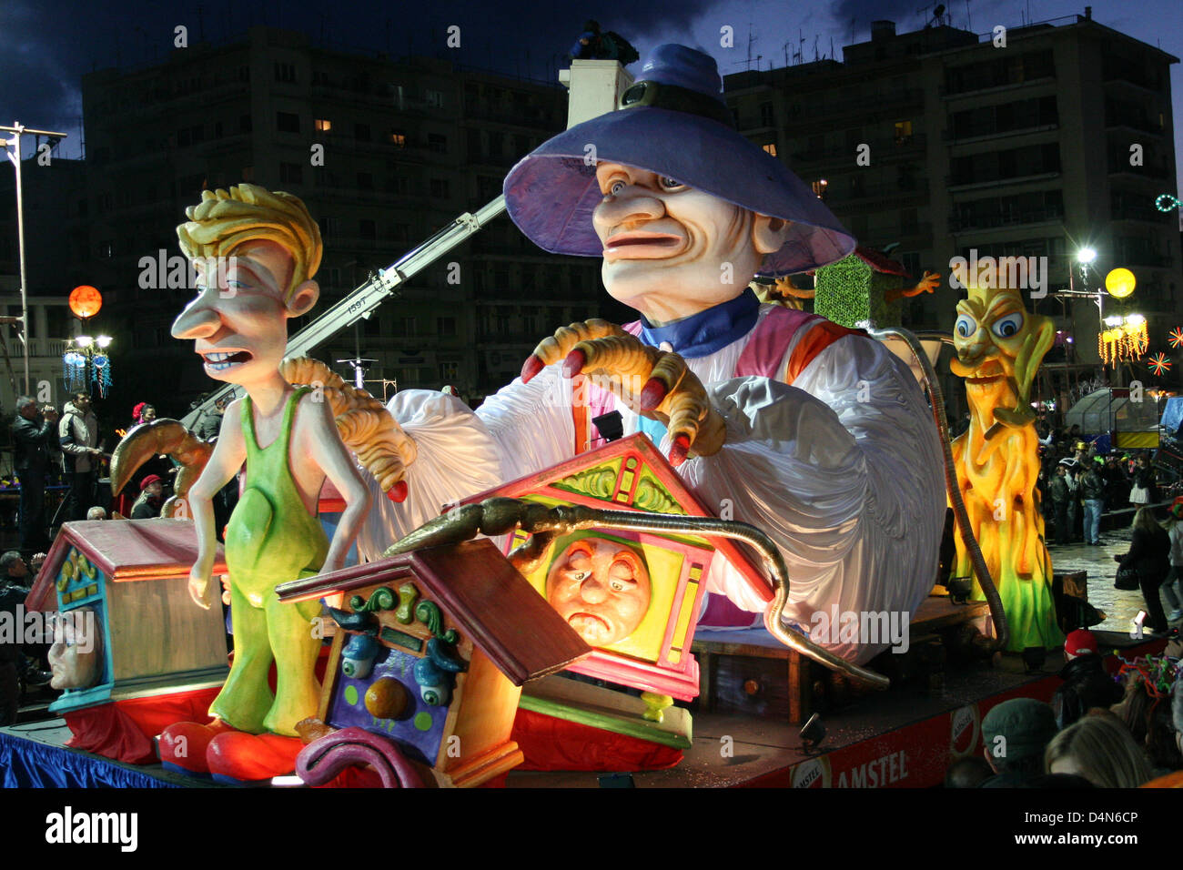 Une grande sorcière représentant CPP se trouve dans un énorme usine avec cheminées au carnaval de Patras en Grèce, 16 mars 2013. L'usine a griffes et tente d'avaler des maisons faisant référence à la menace d'une randonnée dans la propriété économique grecque. Un pauvre tire de ses poches vides. Le carnaval de Patras est le plus important événement du genre en Grèce et l'une des plus grandes d'Europe, avec plus de 160 ans d'histoire. Photo : Alamy/Michalatos Menelaos Live News Banque D'Images