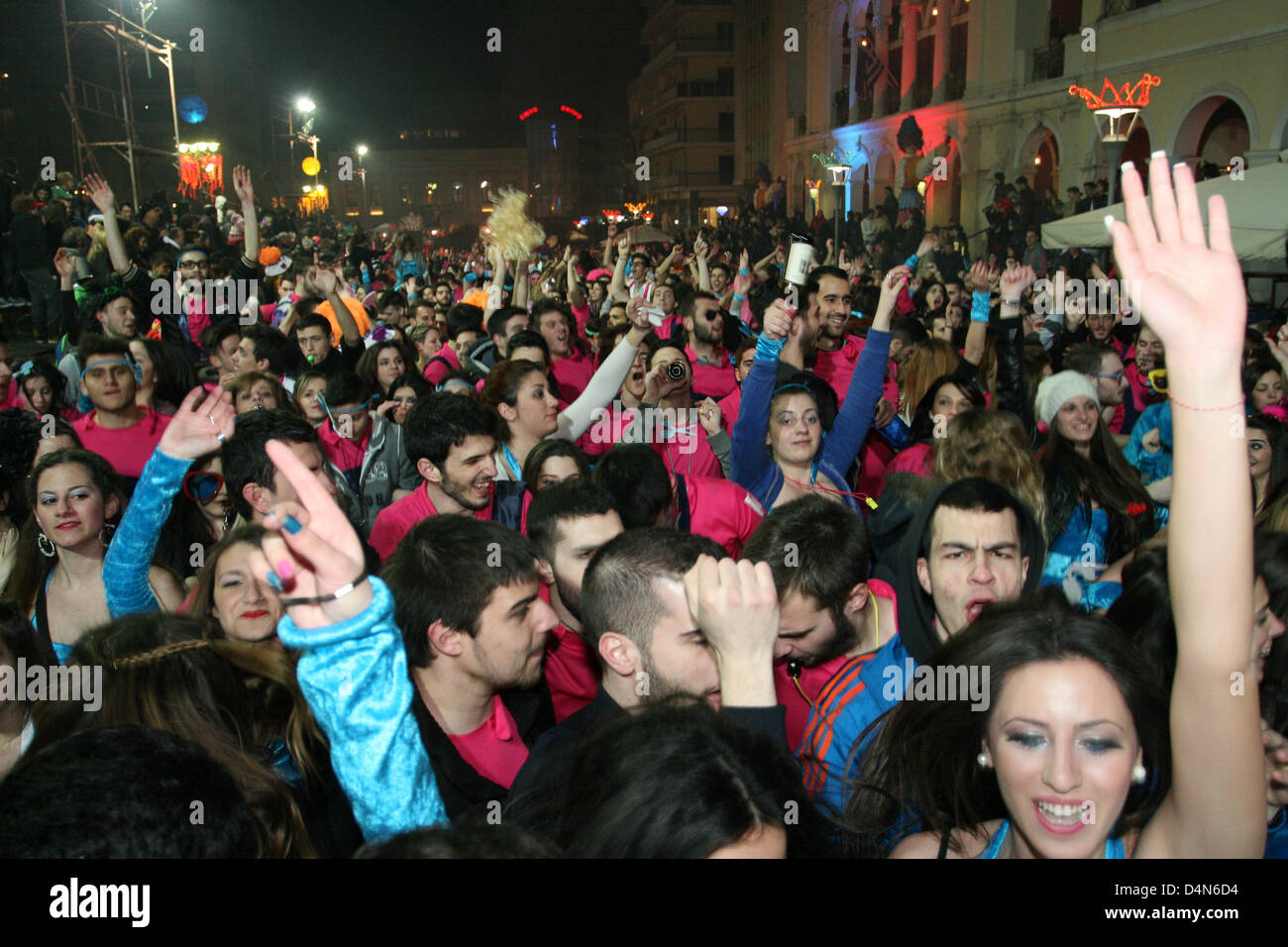 Revelers danse dans des costumes colorés à Patras Carnival parade de l'après-midi à Patras en Grèce, 16 mars 2013. Le carnaval de Patras est le plus important événement du genre en Grèce et l'une des plus grandes d'Europe, avec plus de 160 ans d'histoire. Photo : Alamy/Michalatos Menelaos Live News Banque D'Images