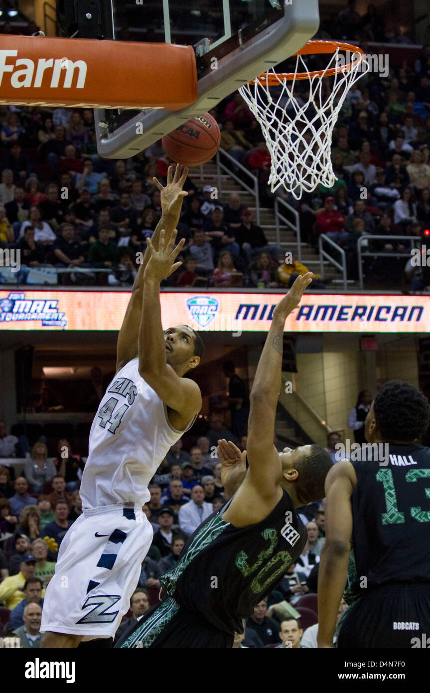16 mars 2013 : Zeke Marshall (44) d'Akron tire sur Reggie Keely (30) au cours de la partie de championnat Tournoi MAC. Akron Ohio battu 65-46 au Quicken Loans Arena de Cleveland, OH. Banque D'Images