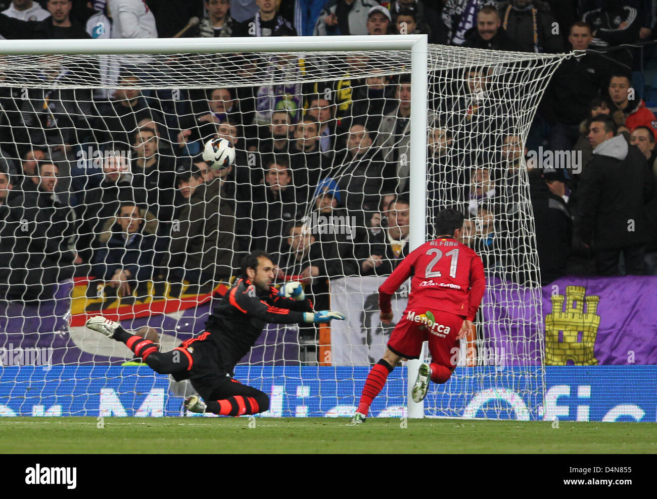16.03.2013. Madrid, Espagne. RCD Mallorca's Alfaro (R) leur deuxième but au cours de la Primera Division espagnole match de football entre le Real Madrid et le RCD Majorque à Santiago Bernabeu Banque D'Images