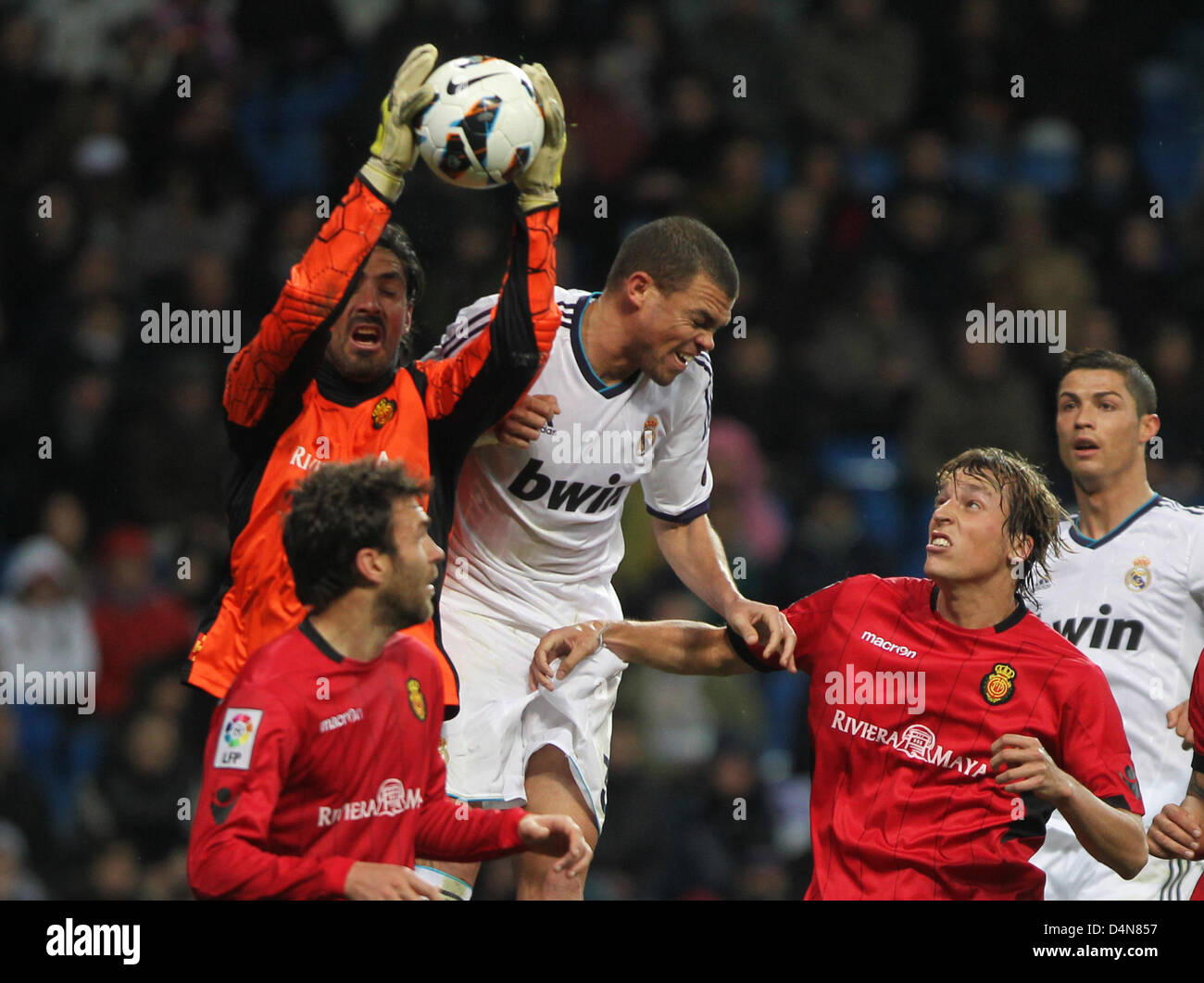 16.03.2013. Madrid, Espagne. Mallorcas Dudu Aouate (l) attrape la balle au cours de la Primera Division espagnole match de football entre le Real Madrid et le RCD Majorque à Santiago Bernabeu Banque D'Images