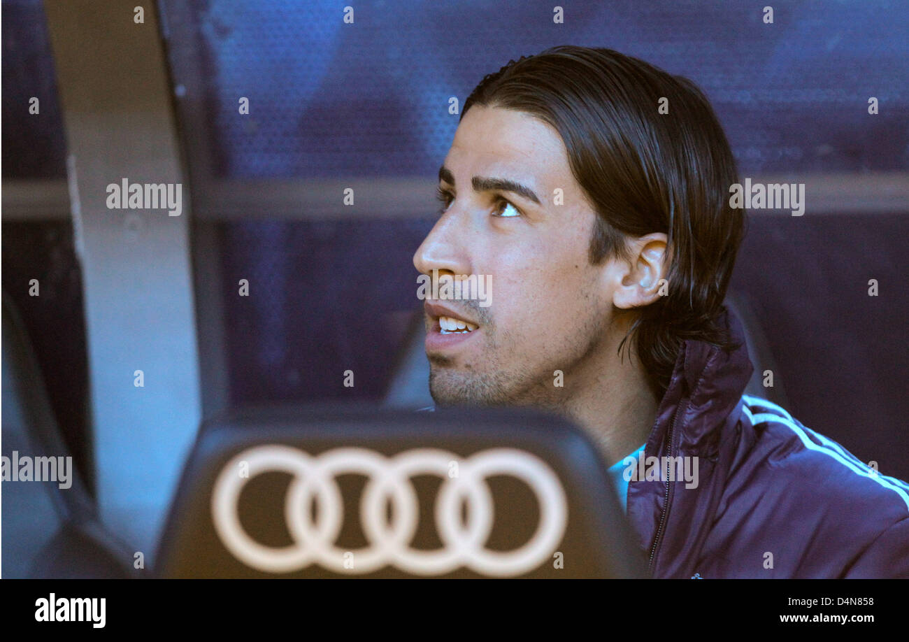 16.03.2013. Madrid, Espagne. Sami Khedira du Real Madrid est vu sur le banc avant de la Primera Division espagnole match de football entre le Real Madrid et le RCD Majorque à Santiago Bernabeu Banque D'Images