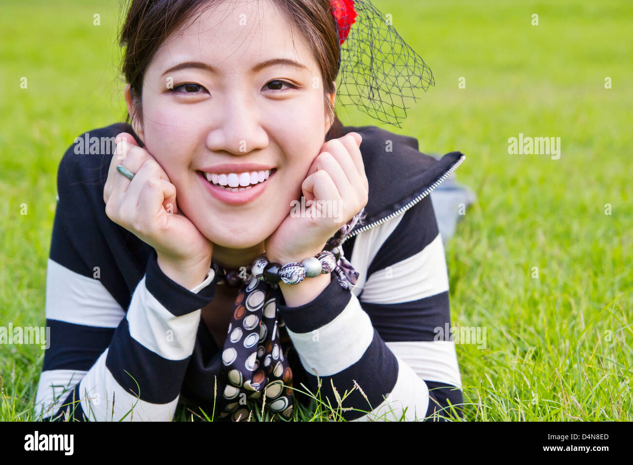 Asian woman relaxing on the grass Banque D'Images