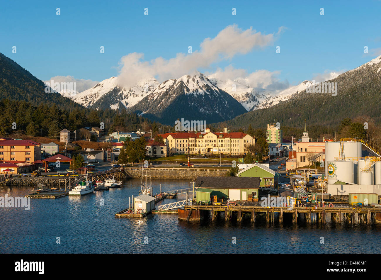 Sitka, Alaska 16 Mars 2013 Vue sur le centre-ville et montagne dans un village de pêche de l'Alaska. Banque D'Images