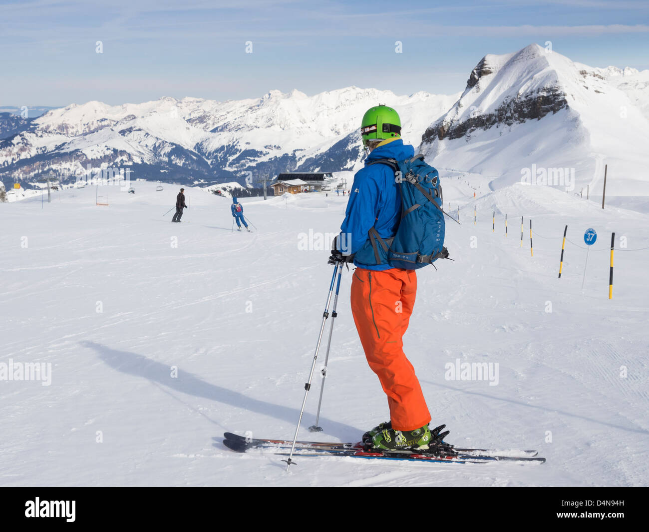 Sur les grandes Platieres skieur dans le domaine skiable du Grand Massif avec vue sur les montagnes couvertes de neige dans les Alpes. Flaine France Banque D'Images