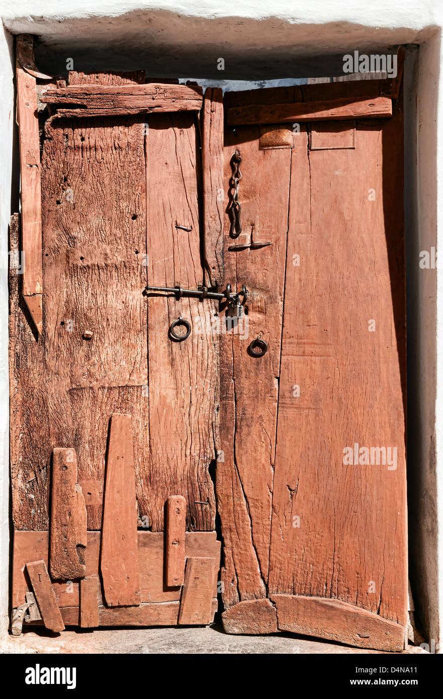 Vieille porte en bois délabrées. Le Rajasthan, Inde, Asie Banque D'Images