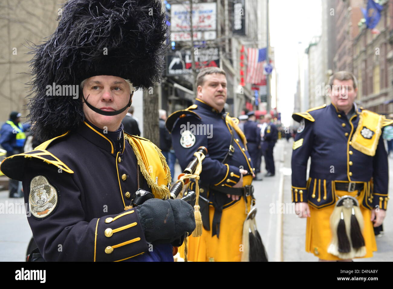 16 mars 2013 - New York, NY, États-Unis - à la 252ème Assemblée NYC le jour de rue Patrick Parade, des milliers de manifestants montrent leur fierté irlandaise, comme ils en mars la Cinquième Avenue, et plus d'un million de personnes, souvent en vert et orange, de regarder et de célébrer. Ceux qui défilaient, beaucoup de ceux qui portaient des kilts, des uniformes, des costumes colorés, des châssis, Inclus sac et Pipe Bands ; Irish Dancers, pompiers, police, militaire, religieux, éducatif, et les groupes sociaux. Banque D'Images