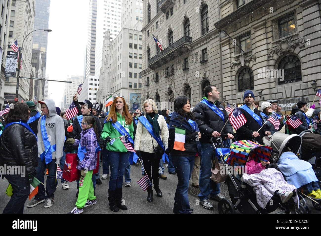 16 mars 2013 - New York, NY, États-Unis - à la 252ème Assemblée NYC le jour de rue Patrick Parade, des milliers de manifestants montrent leur fierté irlandaise, comme ils en mars la Cinquième Avenue, et plus d'un million de personnes, souvent en vert et orange, de regarder et de célébrer. Ceux qui défilaient, beaucoup de ceux qui portaient des kilts, des uniformes, des costumes colorés, des châssis, Inclus sac et Pipe Bands ; Irish Dancers, pompiers, police, militaire, religieux, éducatif, et les groupes sociaux. Banque D'Images