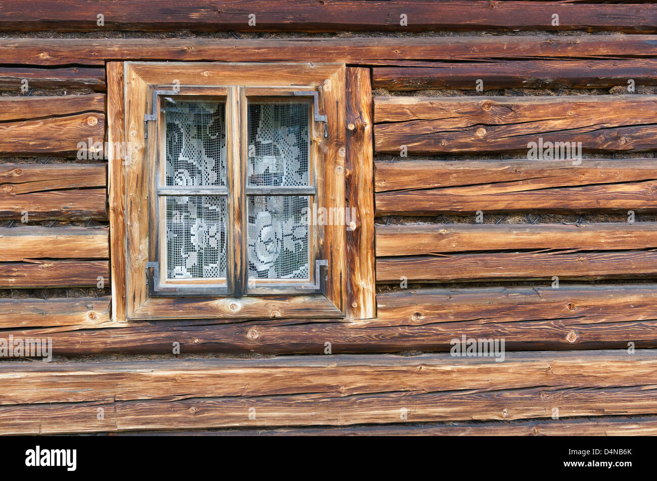 Maison en bois de la fenêtre au Musée du Village de Liptov, Pribylina, Zilinsky kraj, la Slovaquie. Banque D'Images