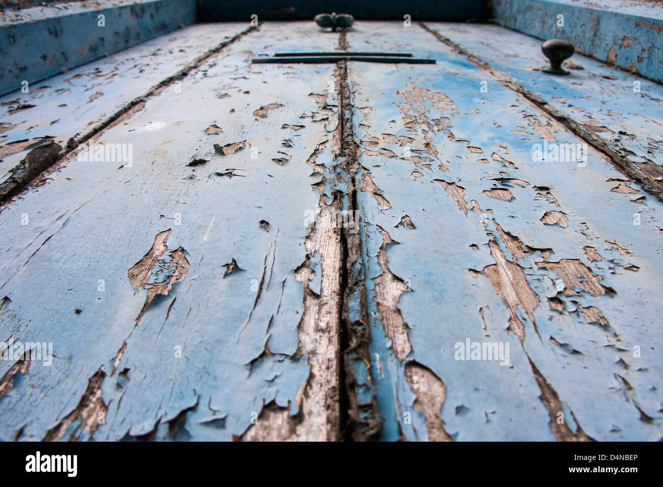 Porte en bois bleu avec de la peinture travailler Banque D'Images