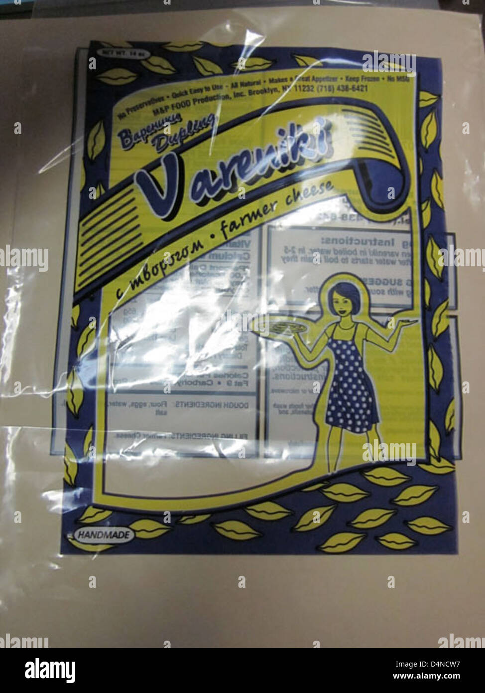 Le fromage fermier vareniki de Bapehuku Dupling LTD et de M & P Food Productions a été rappelé en raison de préoccupations liées aux allergènes. Les consommateurs allergiques à certains ingrédients devraient éviter ces produits. Vérifiez l'emballage pour plus de détails. Banque D'Images