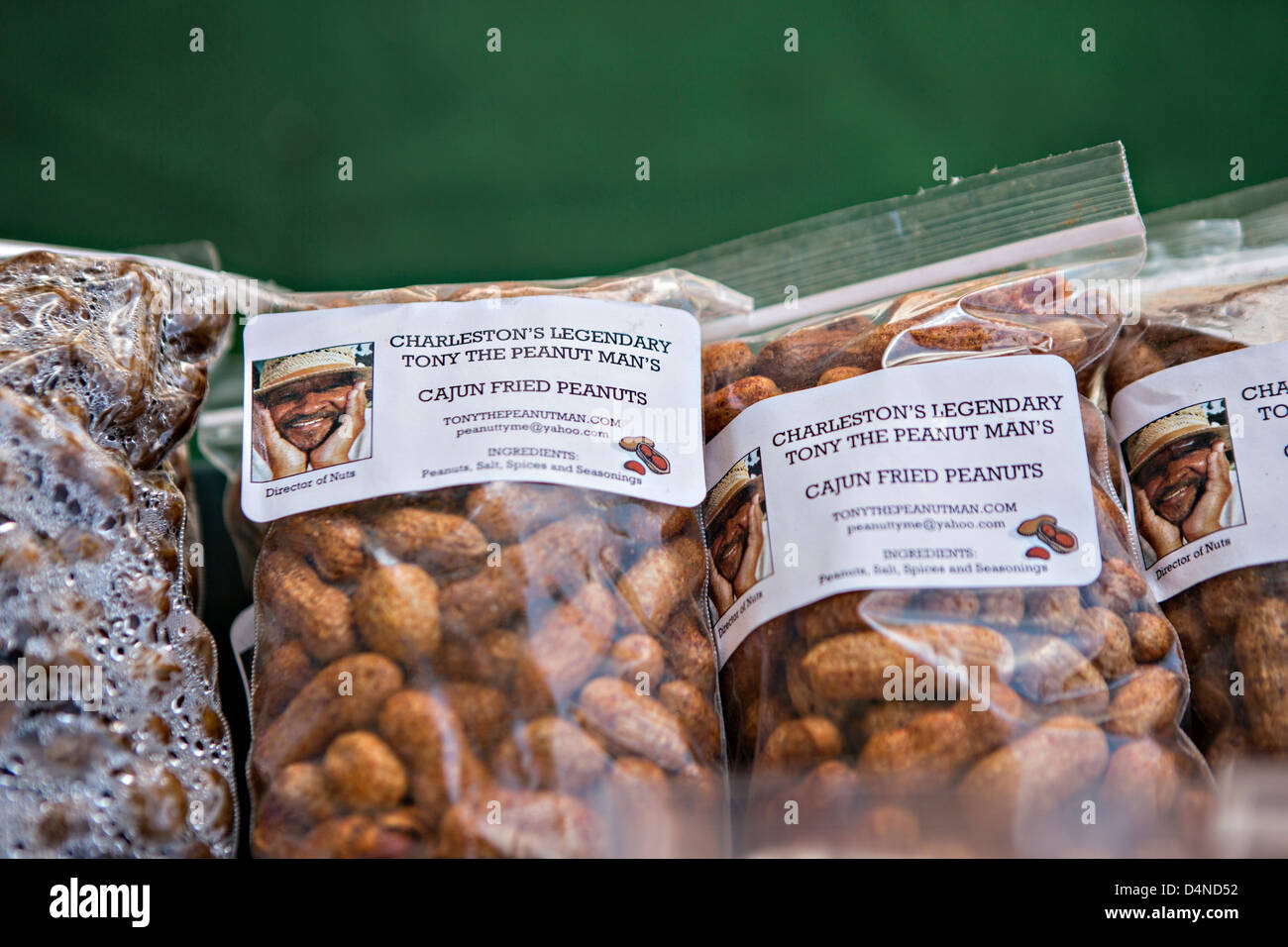 Arachides bouillies à l'Historic Charleston City Market sur Market Street à Charleston, SC. Banque D'Images