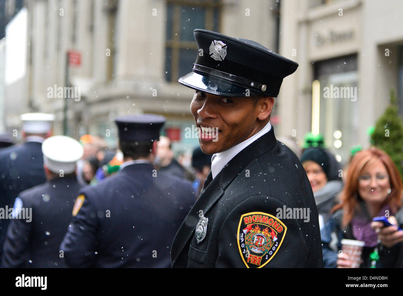 16 mars 2013 - New York, NY, États-Unis - en tant qu'il neige, un membre de l'incendie de Richmond dans la marche annuelle 252ème NYC le jour de rue Patrick Parade. Des milliers de manifestants montrent leur fierté irlandaise, comme ils en mars la Cinquième Avenue, et plus d'un million de personnes regardent et célébrer. Banque D'Images