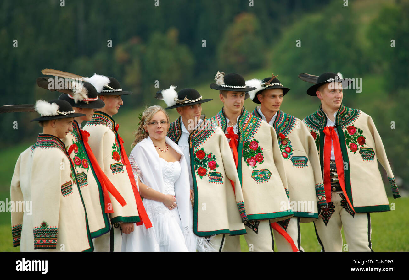 Polish wedding party en costume traditionnel Photo Stock Alamy
