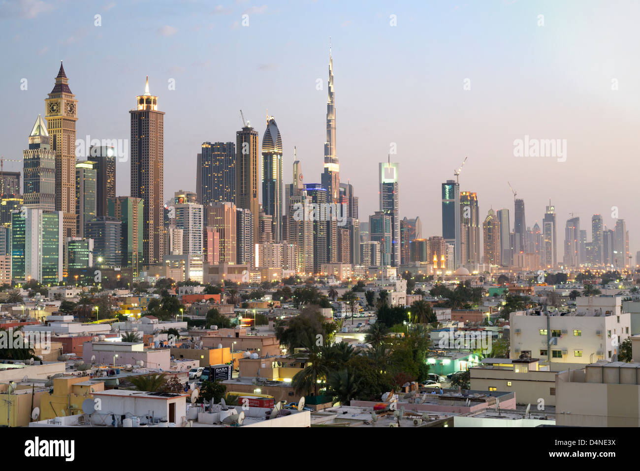 Soir vue sur vieux Al Satwa vers district skyline moderne avec des gratte-ciel de Dubaï en Émirats Arabes Unis Banque D'Images