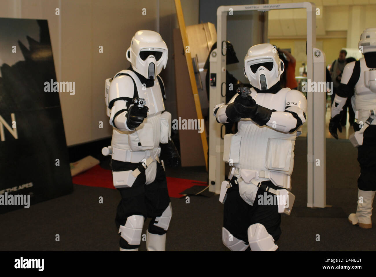 Birmingham, UK. 16 mars 2013. Les personnages de la série de films Star Wars montrer leurs armes à la presse à la Birmingham MCM Expo. Banque D'Images