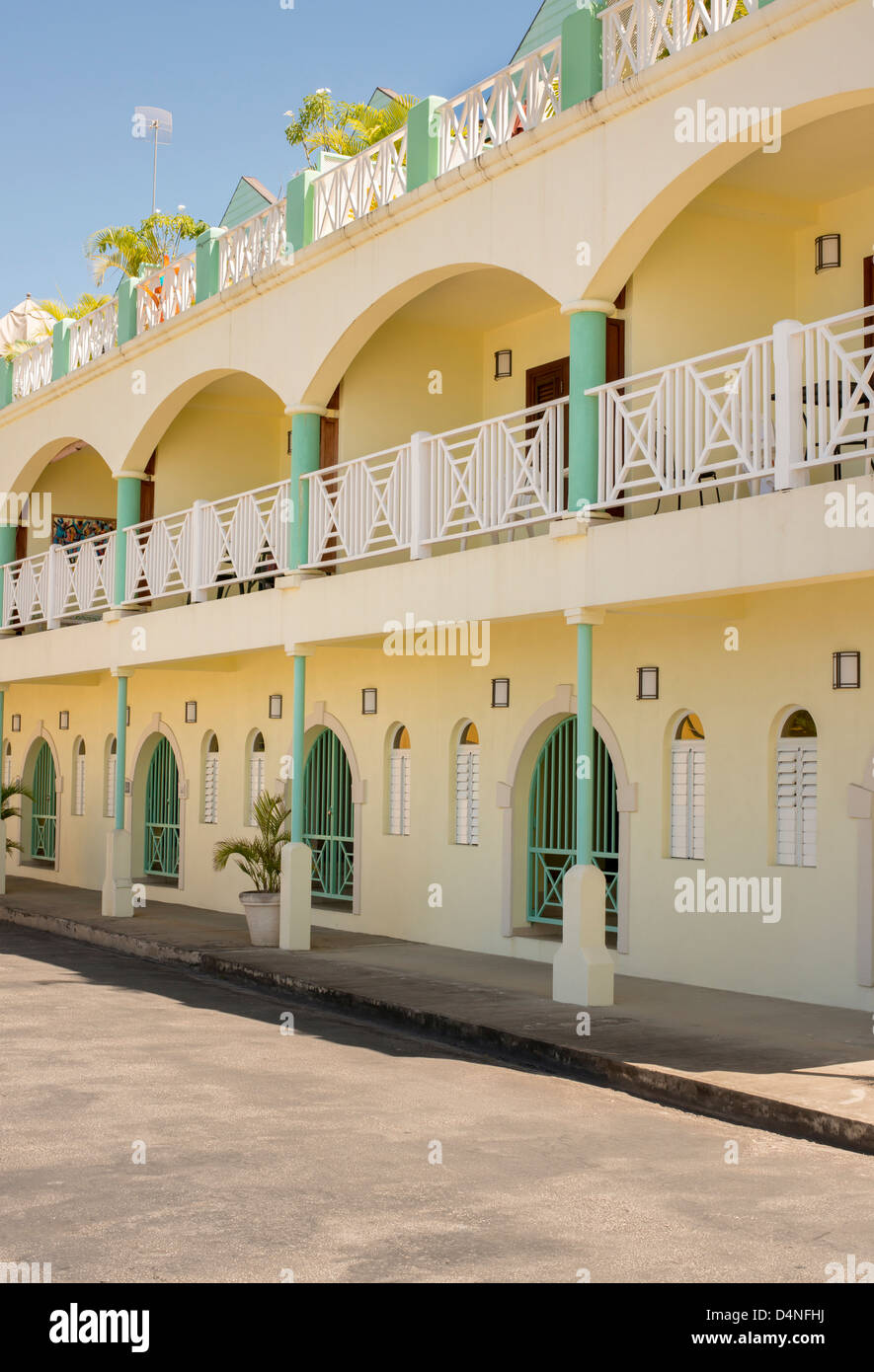 Des bâtiments de style colonial sur la rue de sable, Speightstown, Barbados, Caribbean Banque D'Images