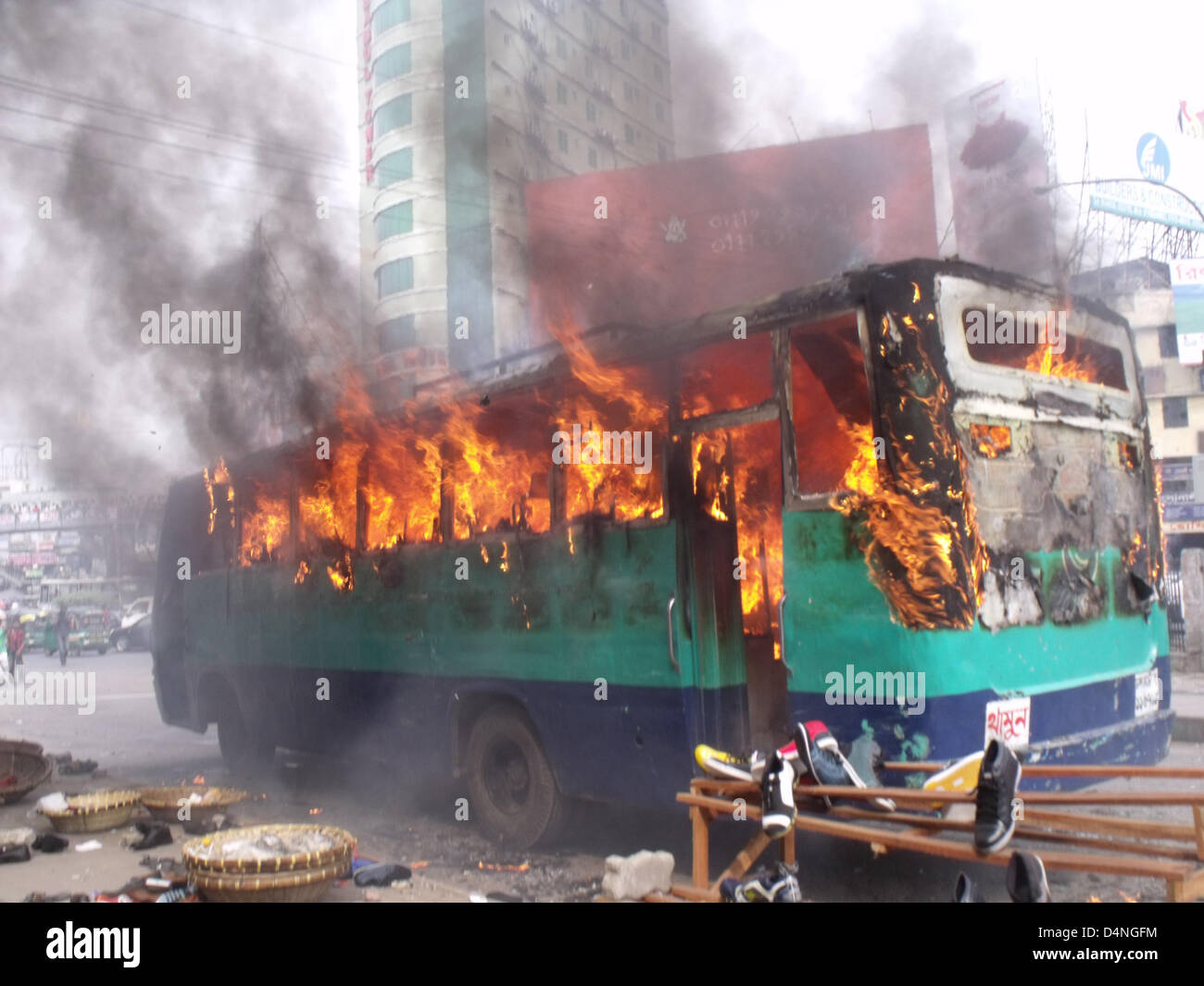 Au moins quatre bus ont été incendiés à Dhaka le dimanche avant les deux jours de l'opposition nationale parrainée par l'arrêt. 17 Mars 2013 Banque D'Images