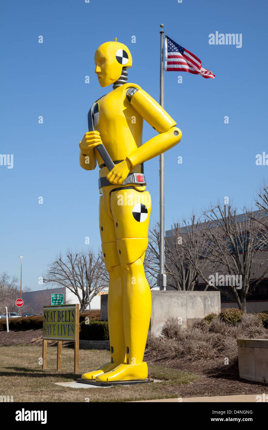 Crash test dummy géant à l'extérieur de DMV à Glen Burnie, Maryland Banque D'Images