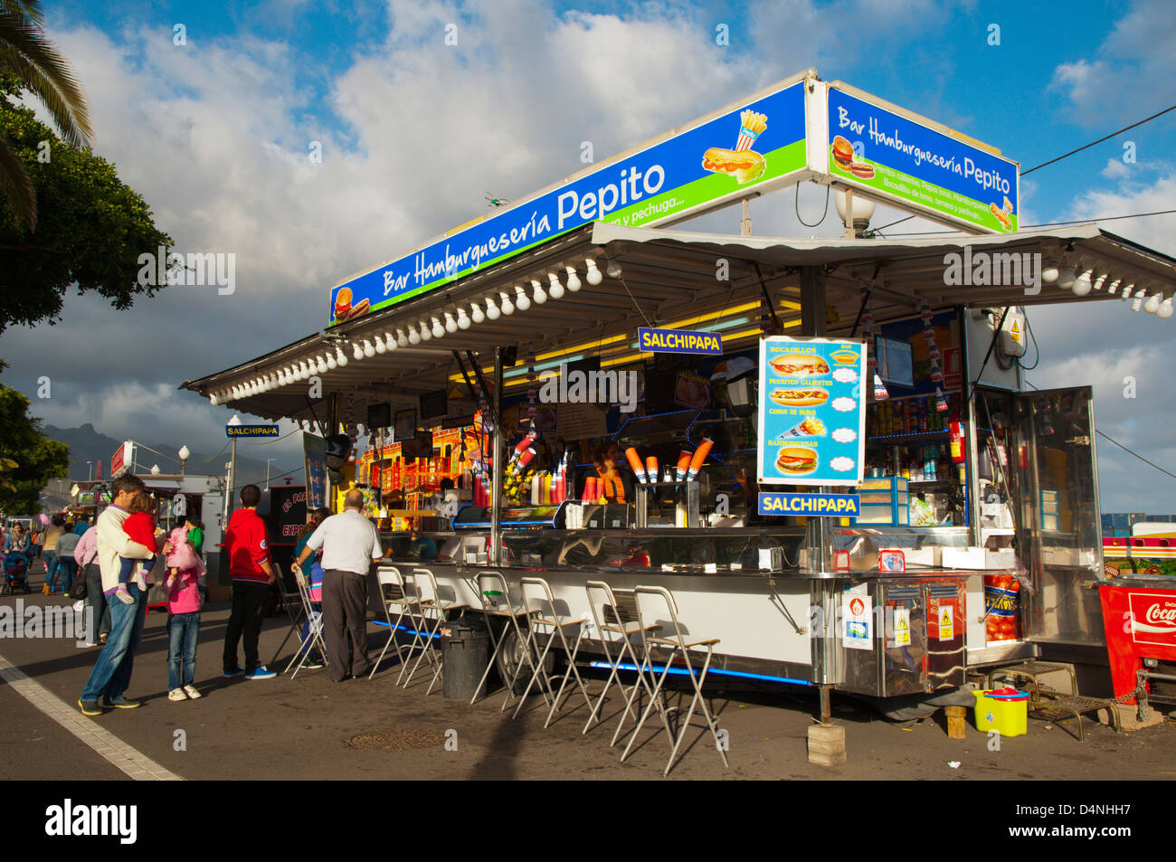 Restauration rapide au kiosque de la fête pendant le carnaval de la ville de l'île de Santa Cruz de Tenerife, Espagne Banque D'Images