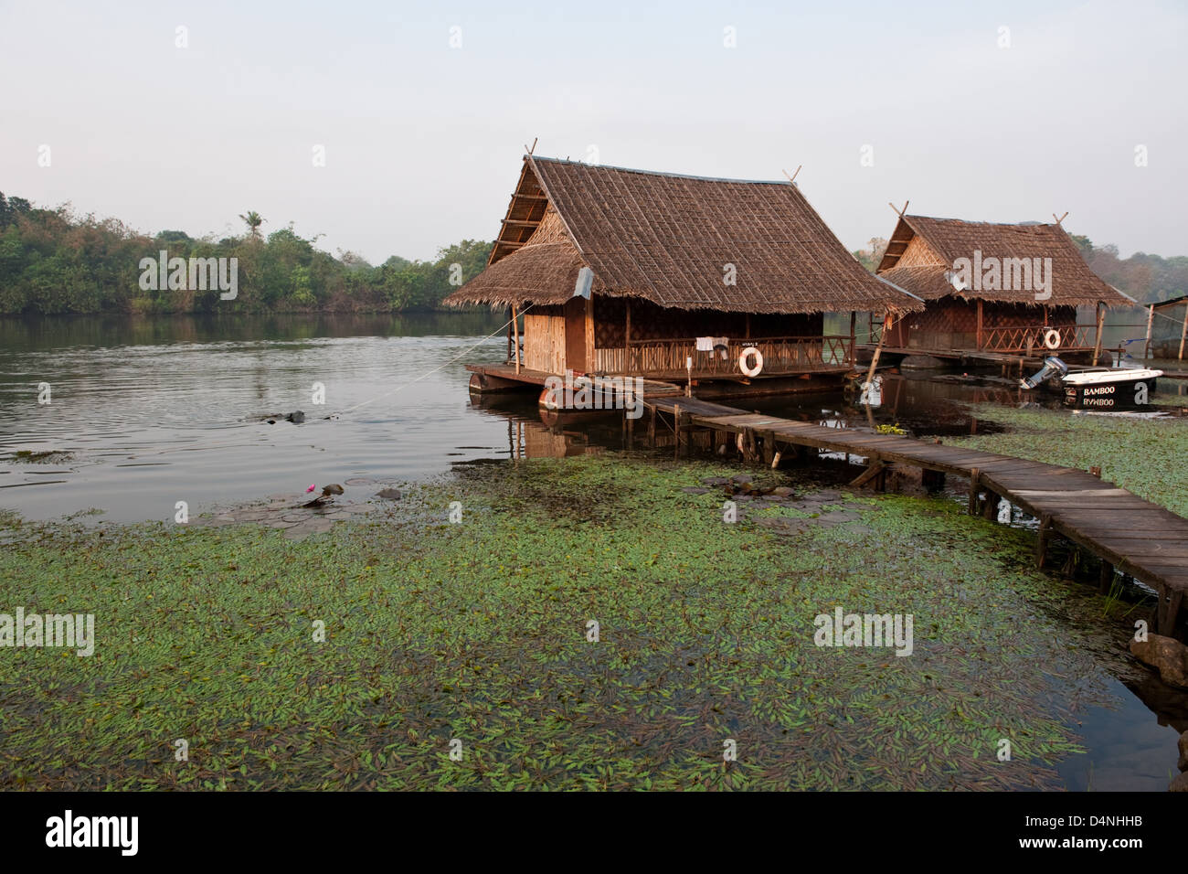 Kanchanaburi, Thaïlande, bungalows en bambou sur la Rivière Kwai Banque D'Images