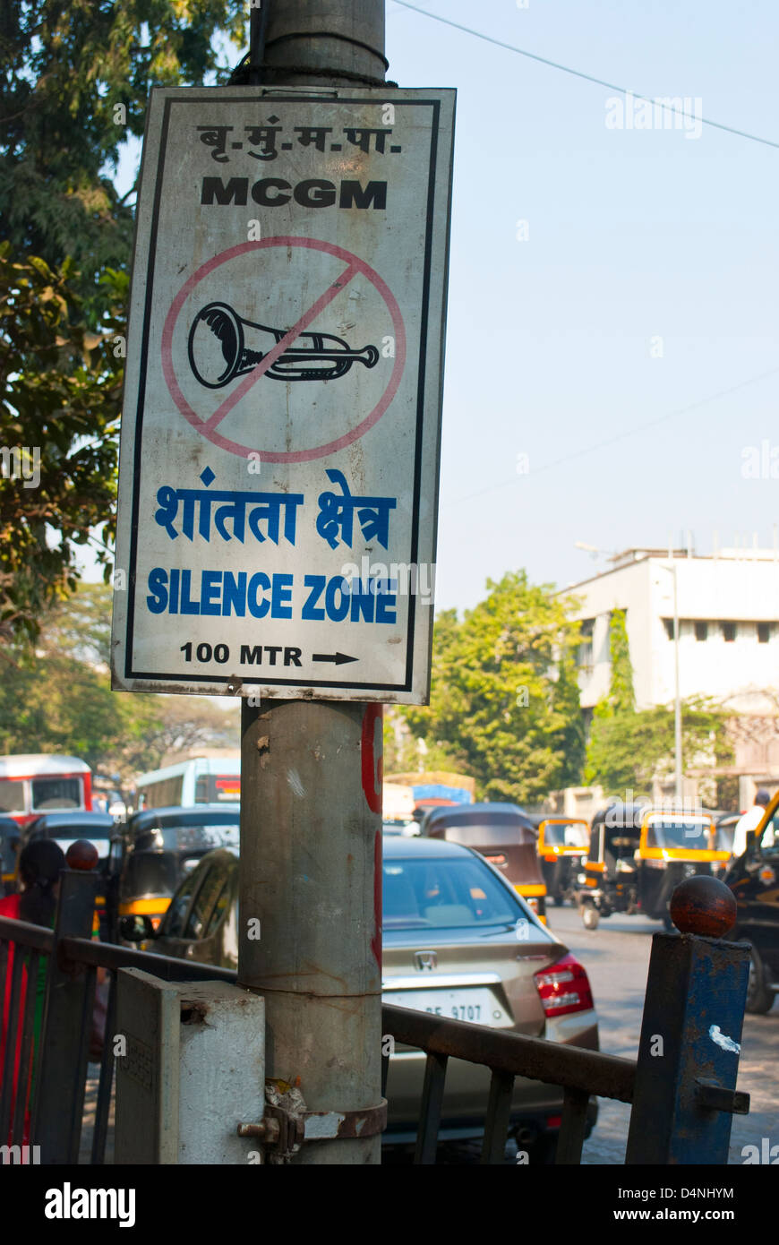 Zone de silence road sign in Mumbai interdiction de klaxons pendant 100 mètres Banque D'Images