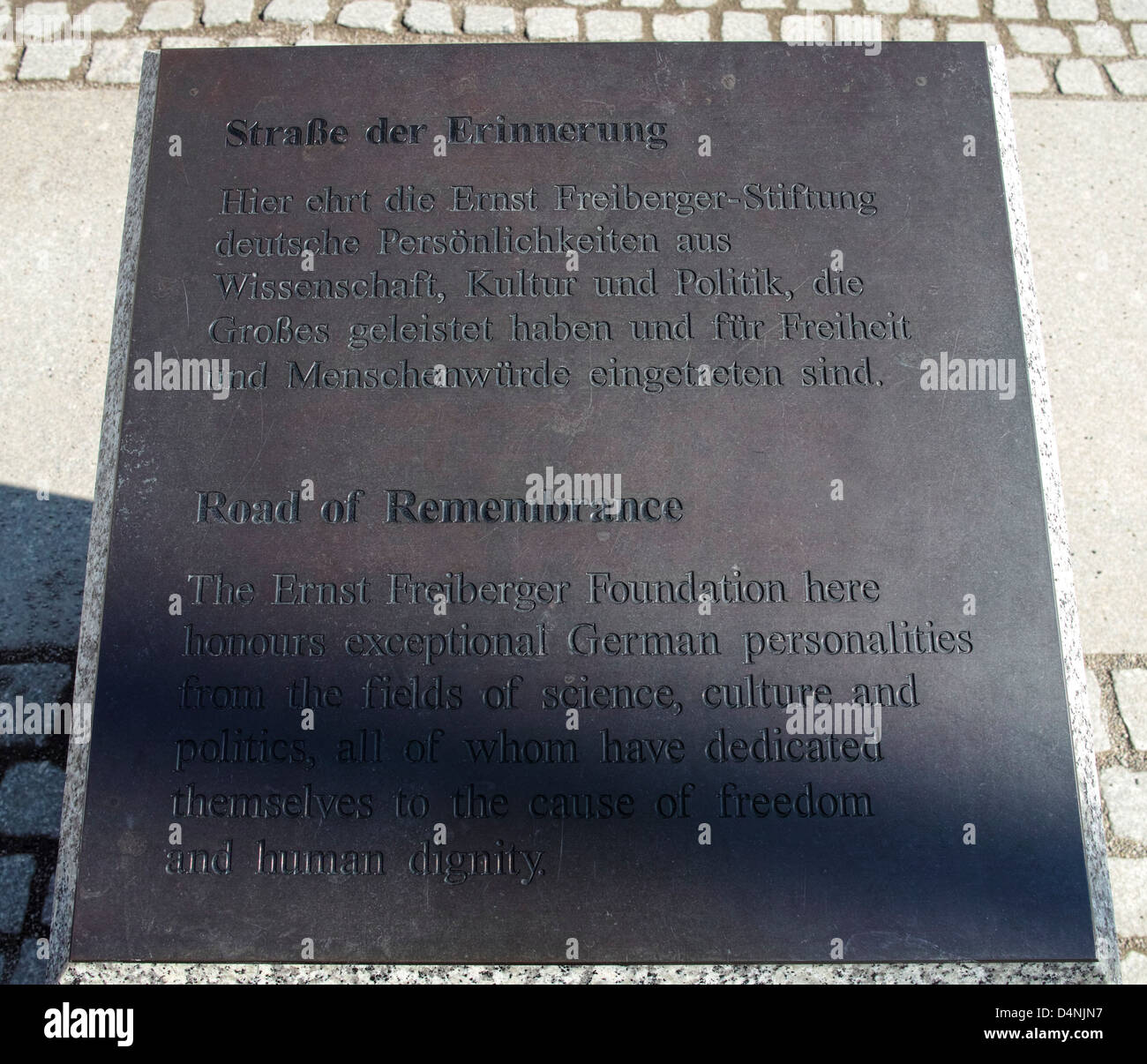 Info signer un l'entrée de Strasse der Erinnerung (route de Souvenir) alley à Berlin. Banque D'Images