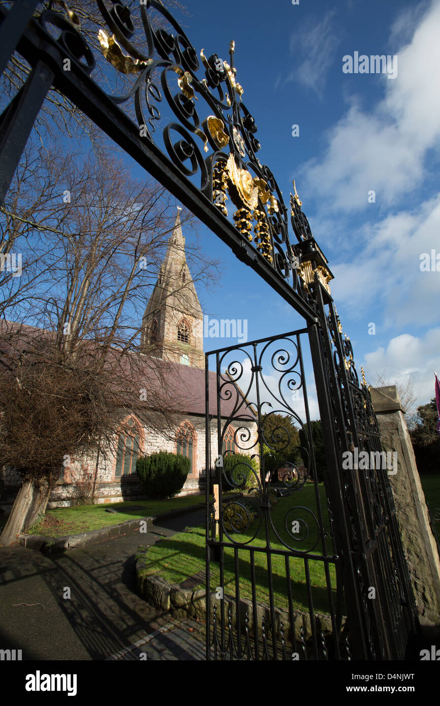 Ville de Ruthin, au Pays de Galles. La Collégiale de St Pierre à St Peter's Square dans le centre-ville de Ruthin. Banque D'Images